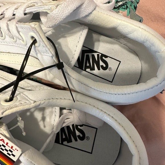 #38❤️ BNWT VANS PRIDE PLATFORM SNEAKERS - Picture 5 of 8